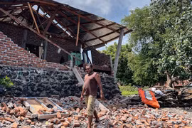 Indonesia: 4.9-magitude quake damages over 100 houses, injures residents