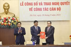 NA Chairman Tran Thanh Man (first, right) presents the resolution appointing Nguyen Huu Dong, member of the Party Central Committee and deputy head of the Party Central Committee’s Commission for Internal Affairs, as Permanent Vice Chairman of the 15th NA’s Committee for Deputy Affairs. (Photo: VNA)