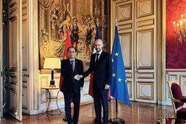 Minister of Foreign Affairs Le Hoai Trung (left) and his French counterpart Jean-Noel Barrot on September 10 (Photo published by VNA)