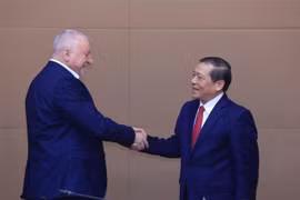 Member of the Communist Party of Vietnam (CPV) Central Committee and deputy head of its the Commission for Information, Education and Mass Mobilisation Lai Xuan Mon (right) and Hungarian Socialist Party President Komjáthi Imre. (Photo: VNA)