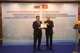 Prof. Academician Chau Van Minh (L), President of the Vietnam Academy of Science and Technology (VAST), is awarded the title of “Ambassador of Russian Education and Science” at a ceremony co-organised by the Russian Embassy in Vietnam and the academy, in Hanoi on February 5 (Photo: VNA)