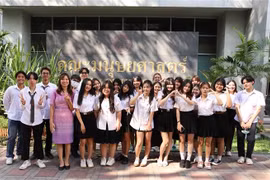 Associate Professor Nguyen Thi Chiem with her Vietnamese language students at the Faculty of Humanities, Srinakharinwirot University (Photo: VNA)