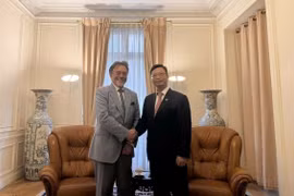 Senior Vice-President of Latin America and Asia at Thales Group Guy Bonassi (L) at a meeting with Vietnamese Ambassador to France Trinh Duc Hai (Photo published by VNA)
