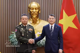 Prime Minister Le Minh Hung (R) and Cambodian Deputy Prime Minister and Minister of National Defence Gen. Tea Seiha. (Photo: VNA)