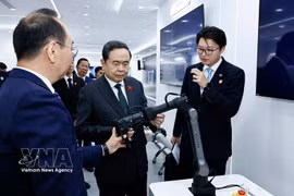 National Assembly President Tran Thanh Man explores AI-powered interactive display products at Guangzhou Shiyuan Electronic Technology Co., Ltd. (CVTE) on October 13, 2026. (Photo: VNA)