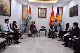 Vietnamese Ambassador to India Trinh Minh Manh (third, right) meets with representatives of the Vietnamese community in India. (Photo: VNA)