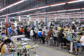 Vietnam's textile - garment and footwear industries are aiming to shift from processing and assembly to stages with higher added value, increasing technology content and competitiveness. (Photo: VNA)