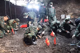 Officers and soldiers of Team K74 search for martyrs' remains at a mass grave at Le Thi Rieng Park in Ho Chi Minh City. (Photo: VNA)