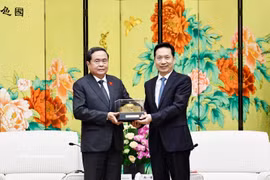 NA President Tran Thanh Man (L) presents gift to Zhao Yide, Secretary of the Party Committee of Shaanxi province (Photo: VNA)
