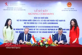 Vietnamese Minister of Finance Ngo Van Tuan and his Luxembourg counterpart Gilles Roth sign a memorandum of understanding on cooperation between the finance ministries of Vietnam and Luxembourg. (Photo: VNA)