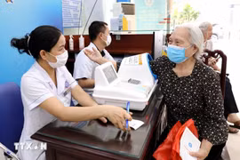 People receive medical examination and treatment at Thai Binh Traditional Medical Hospital (Photo: VNA)