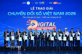 Representatives of organisations and individuals receive the 2026 Vietnam Digital Awards (Photo: VNA)