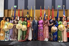 Vietnamese Ambassador to the US Nguyen Quoc Dung and his spouse pose for a photo with delegates at the event (Photo: VNA)