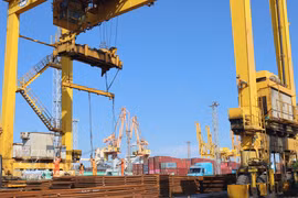 Loading and unloading steel products at Hoang Dieu–Chua Ve Port, Hai Phong city (Photo: VNA)