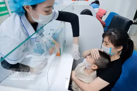Collecting a sample from a pediatric patient for influenza testing (Photo: VNA)