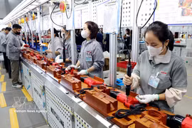 Workers manufacture handheld power tools at the Keystone Electrical Vietnam factory in Lien Ha Thai Industrial Park, Thai Thuy commune, Hung Yen province (Photo: VNA)