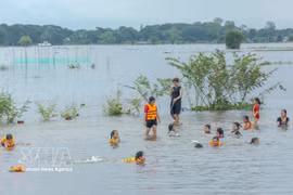 Local residents enjoy bathing in flooded fields during the flood season in the Cong Bung Ren area, Vinh Loi hamlet, Phu Huu commune, An Giang province (Photo: VNA)