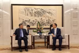 Standing Deputy Minister of Foreign Affairs Nguyen Minh Vu (L) meets with Executive Vice Minister of Foreign Affairs Ma Zhaoxu. (Photo: baoquocte.vn)