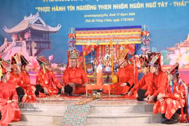 A Then master performs a ritual song to pray for blessings and good fortune at the programme in Vientiane. (Photo: VNA)