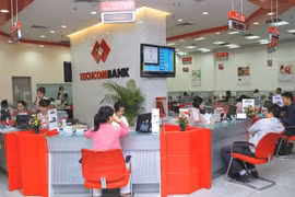 Customers make transactions at a Techcombank’s office in Hanoi. (Photo cafef.vn)