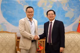 Deputy Prime Minister Ho Quoc Dung (R) meets with Prof. Dr. Nguyen Van Tam, a prominent Vietnamese scientist in France, in Hanoi on August 24. (Photo: chinhphu.vn)