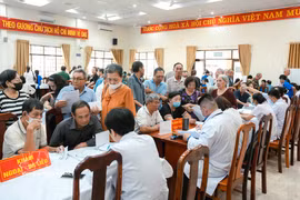 Doctors from Ho Chi Minh City's Thong Nhat Hospital provide free health checkups for policy beneficiaries, people who rendered service to the revolution and their family members in Vung Tau ward. (Photo: VNA)
