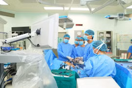 Vietnamese doctors perform a liver transplant. (Photo: VNA)