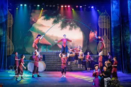 The circus-traditional Vietnamese opera performance "Tran Nhan Tong" combines various art forms (Illustrative image. (Source: VNA)
