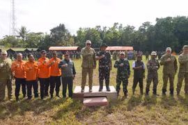 The Indonesian National Armed Forces (TNI) and the Australian Defence Force (ADF) pose for a photo during a joint disaster drill in Lebak, Banten, on October 27-31 (Photo: Antara)