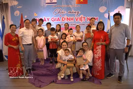 Vietnamese Ambassador to Israel Nguyen Ky Son presents gifts to children on Vietnam Family Day (Photo: VNA)