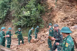 Officers and soldiers of the Chieng On Border Guard Station under Son La provincial Border Guard Command are clearing rocks and soil to facilitate the safe passage of people and vehicles (Photo: VNA)
