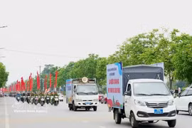 A parade through streets in Bac Giang ward, Bac Ninh province helps spread the message of building a safe and civilised traffic culture among the public (Photo: VNA)