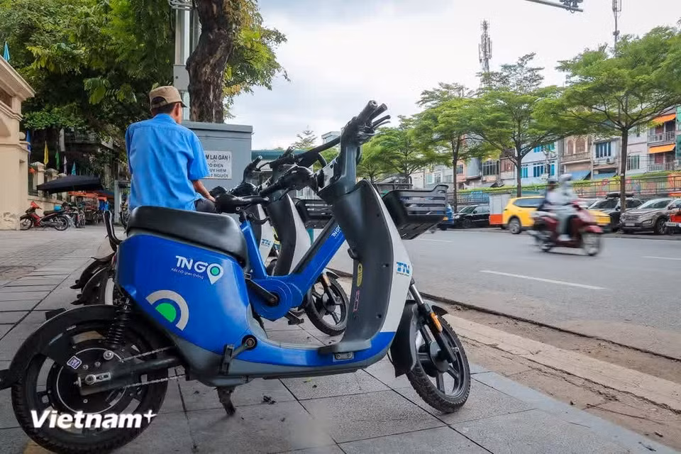 In addition to buses, Hanoi is expanding its public bicycle-sharing system, with 44 stations and 456 bicycles located at convenient sites across Hoan Kiem and Cua Nam wards. (Photo: VietnamPlus)