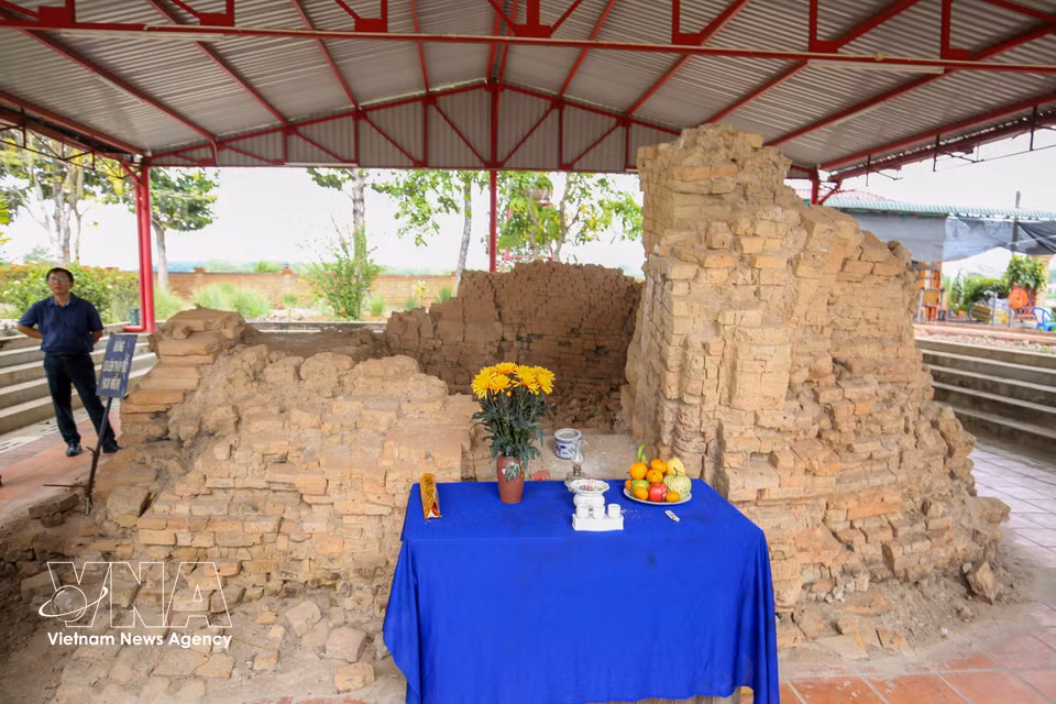 Traces of the Oc Eo civilisation preserved alongside the main tower help shed further light on the historical and cultural significance of Chot Mat Tower. (Photo: VNA)