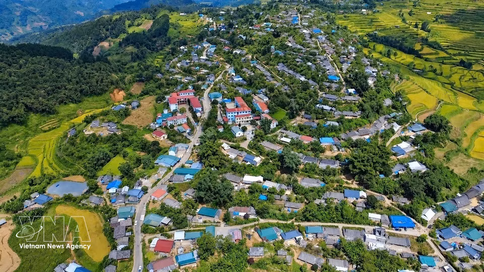 A H'mong village nestled alongside the terraced rice fields in Ta Leng. (Photo: VNA)