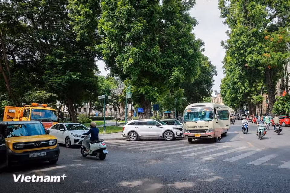 To minimise the impact on passenger transport, the city has established four transit points on Ba Trieu, Tran Nhat Duat, Tran Quang Khai and Tran Khanh Du streets, allowing passenger vehicles with more than 16 seats to pick up and drop off passengers during restricted hours. (Photo: VietnamPlus)
