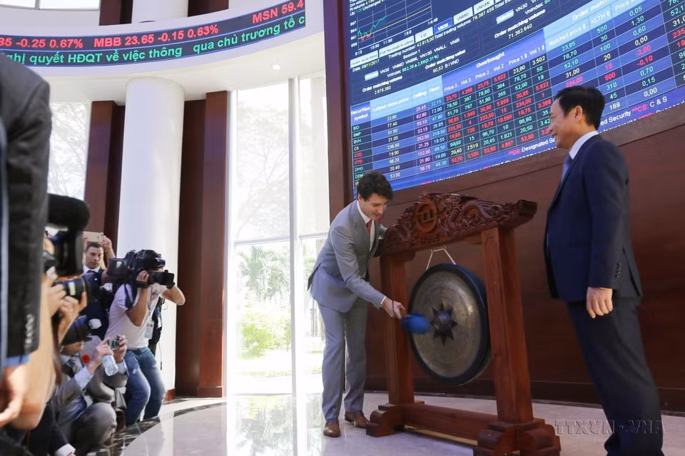 Canadian Prime Minister Justin Trudeau strikes the gong to open a trading session at the Ho Chi Minh Stock Exchange on November 9, 2017. (Photo: VNA)