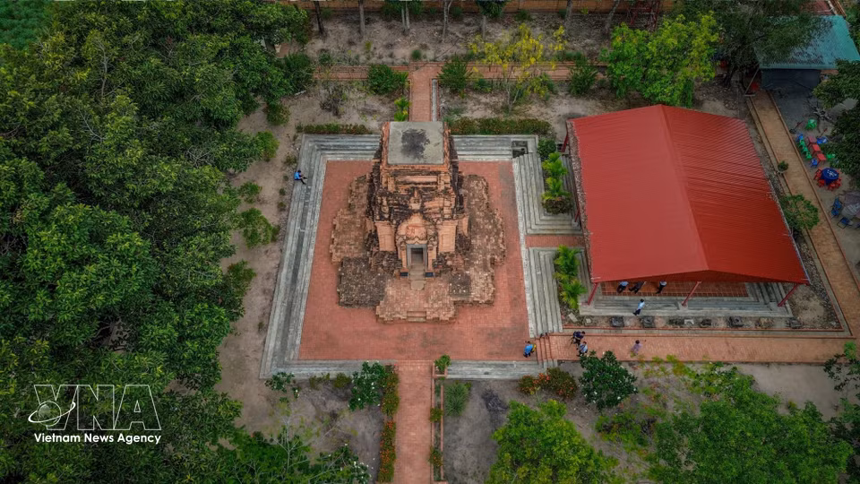 Chot Mat Tower stands amid a rural landscape, creating a distinctive cultural and historical landmark with potential for tourism development in the locality. (Photo: VNA)