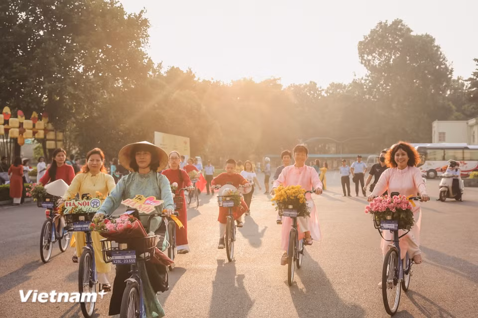 Smiles and leisurely streams of people cycling through the streets create a different Hanoi – unhurried and tranquil – leaving only a dignified, warm and nostalgic beauty that lingers in the memory of anyone who has once celebrated Tet here. (Photo: VietnamPlus)
