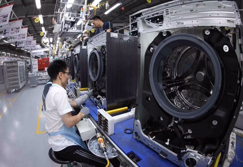 The washing machine assembly line at LG Electronics Vietnam Hai Phong Co., Ltd., whose products are exported to various markets, including Canada. (Photo: VNA)