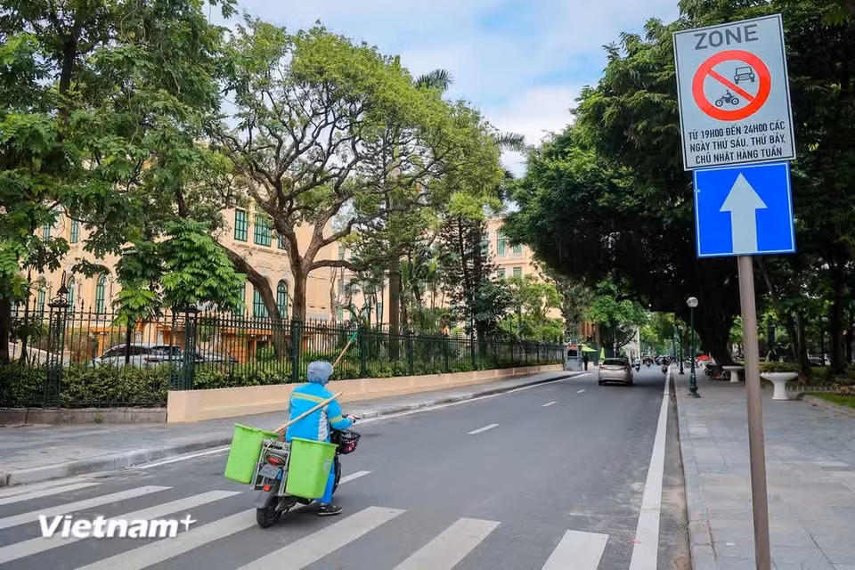 Area 1 covers the entire Hoan Kiem Lake pedestrian zone, the Old Quarter and Hoan Kiem night market, bounded by Trang Tien, Hang Khay, Le Thai To, Hang Dao, Hang Ngang, Hang Buom, Ma May, Hang Bac, Hang Mam, Nguyen Huu Huan, Ly Thai To and Ngo Quyen streets. ﻿(Photo: VietnamPlus)