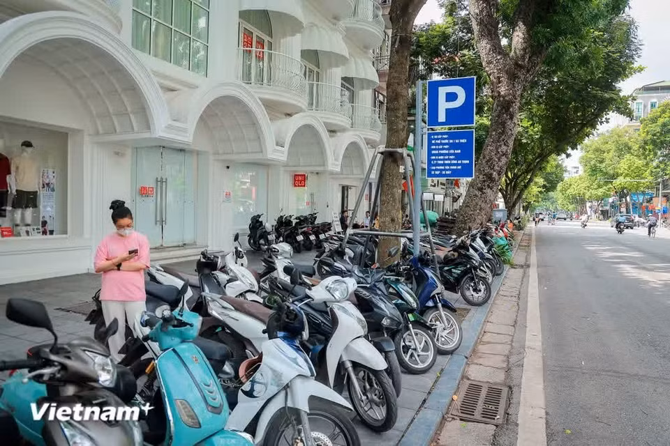 To meet residents’ parking needs, the Department of Construction is coordinating with ward-level People’s Committees to arrange 220 parking lots and parking points in the pilot area covering Hoan Kiem, Cua Nam and Ba Dinh wards. (Photo: VietnamPlus)