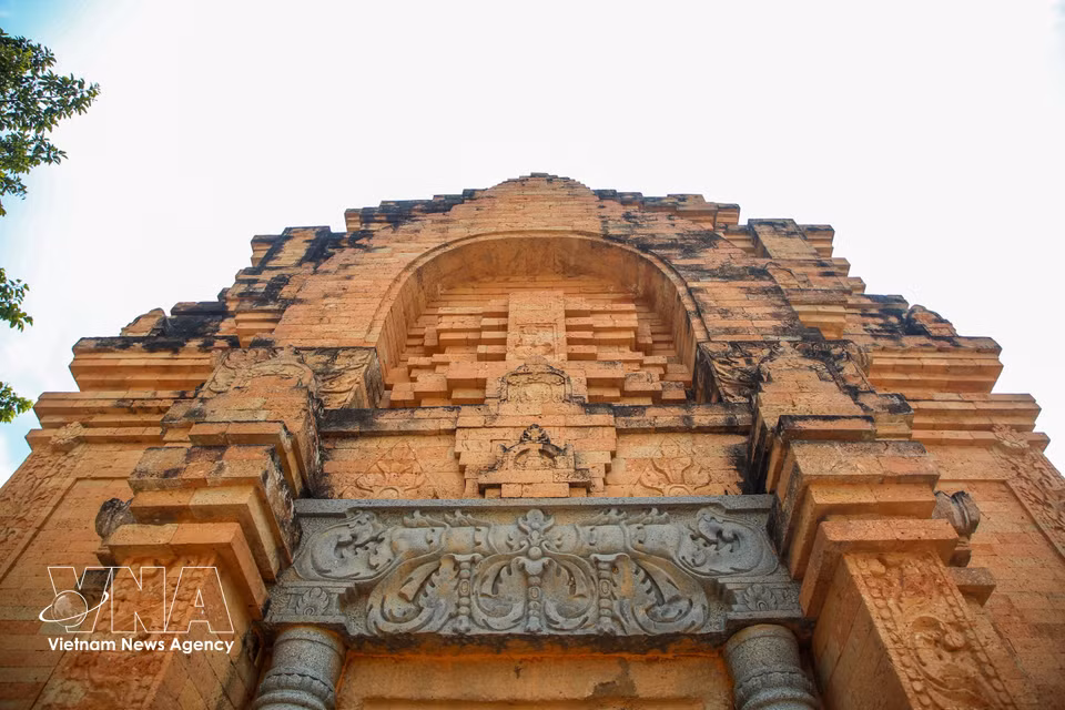 Chot Mat Tower features intricate carvings and delicate decorative motifs on ancient brickwork, highlighting the unique artistic and architectural values of a structure associated with the Oc Eo civilisation. (Photo: VNA)