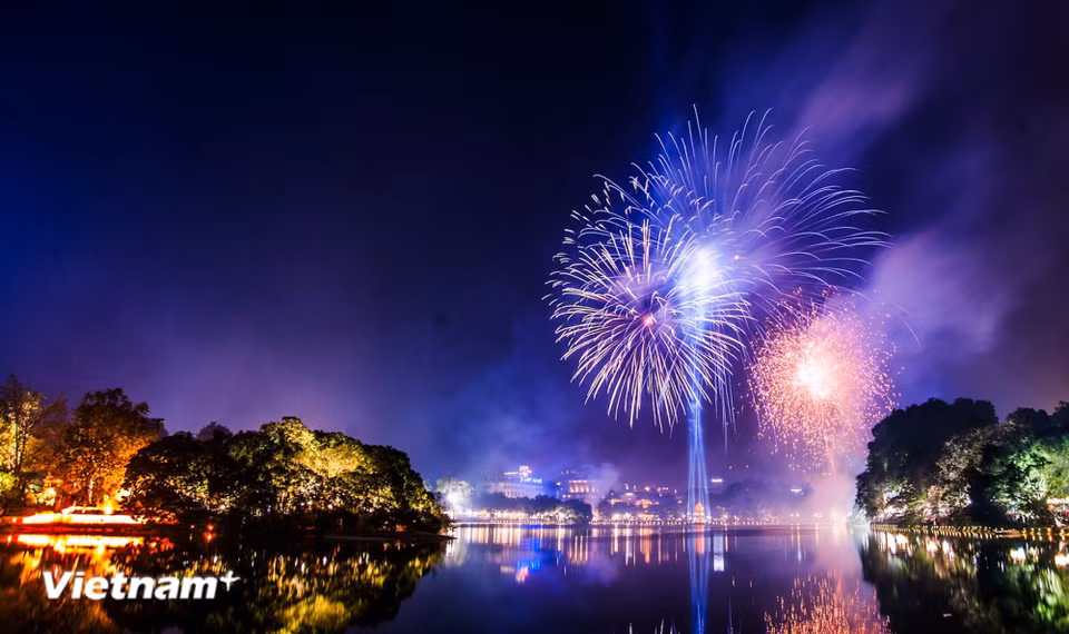 Fireworks over Hoan Kiem Lake on New Year’s Eve always carry brilliance that is both dazzling and sacred, like a shared breath of the entire city at the moment of transition. (Photo: VietnamPlus)