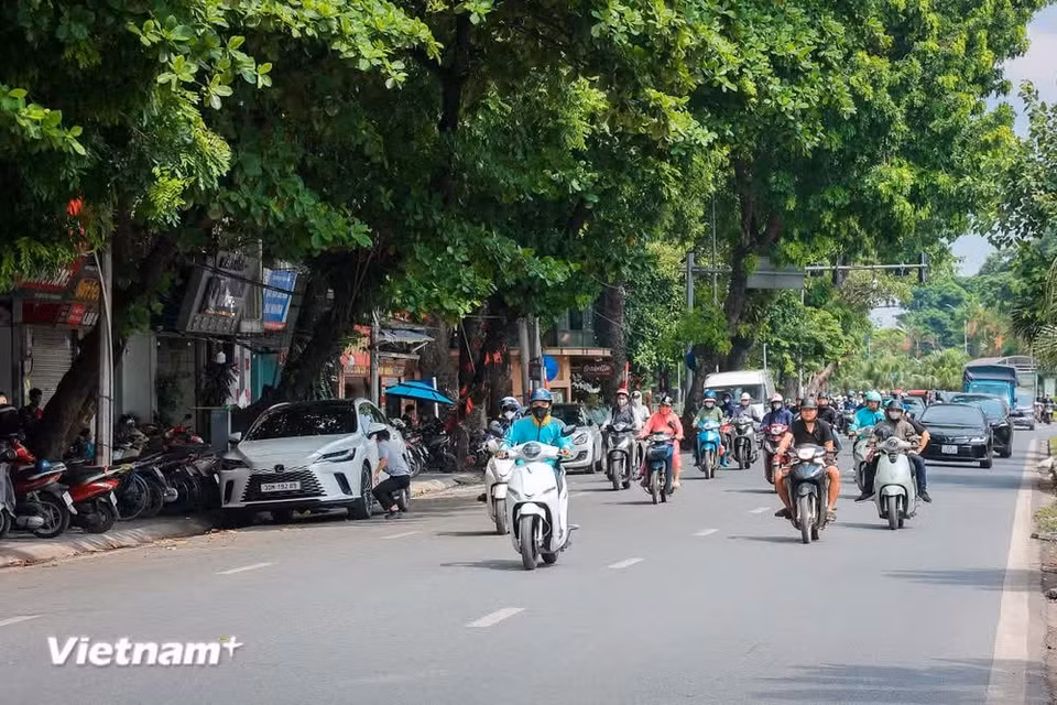 For motorcycles, the city encourages residents to reduce the use of older vehicles and gradually switch to vehicles meeting higher emission standards or using clean energy. (Photo: VietnamPlus)