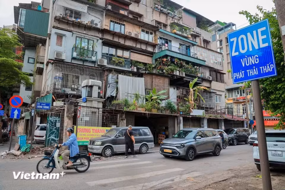 During the initial phase, the measures are primarily aimed at regulating traffic and encouraging a transition to cleaner transport. Area 1 bans all vehicles from 7pm to midnight on Friday, Saturday and Sunday evenings, while passenger vehicles with more than 16 seats, trucks and certain other vehicle categories must comply with designated operating hours. (Photo: VietnamPlus)