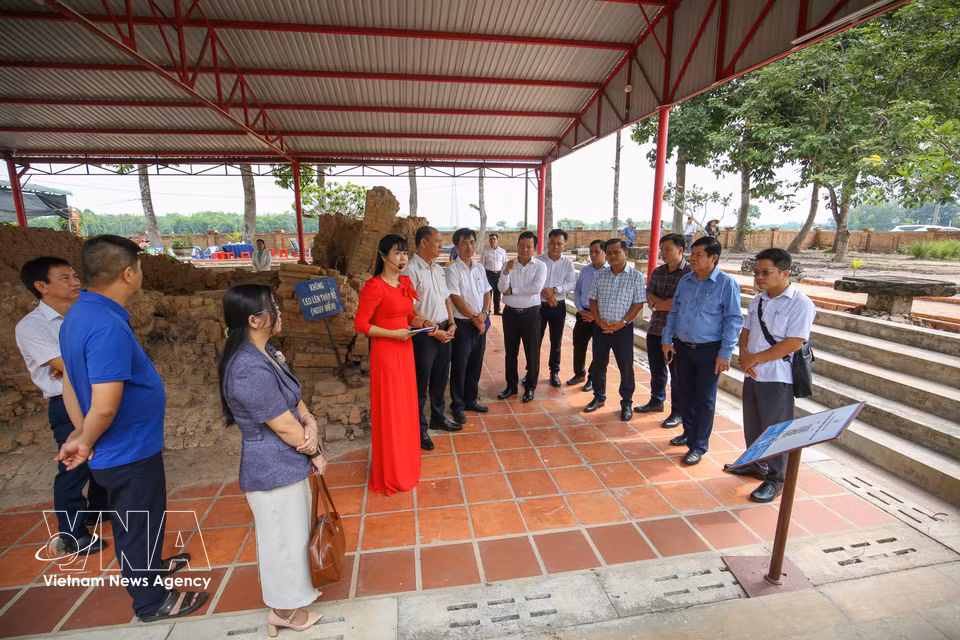 The locality plans to combine visits to Chot Mat Tower with experiential tourism products showcasing local agricultural strengths, including fruit orchards. (Photo: VNA)