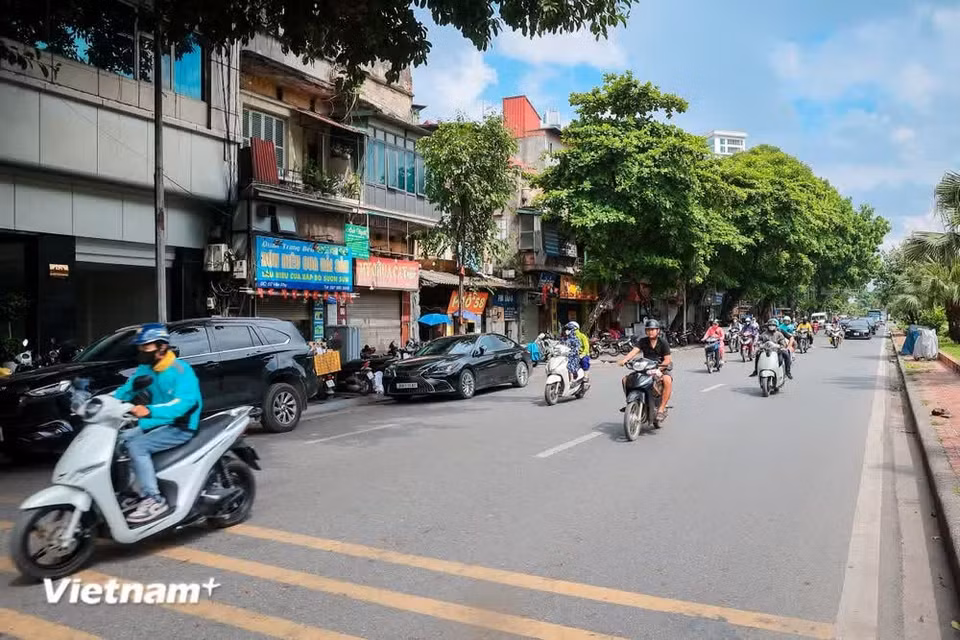 In addition, the Department of Construction is surveying sites and plans to establish 10 additional Park-and-Ride facilities at gateways to Ring Road No. 1, including the area opposite 92 Yen Phu, the pavement along Tran Khat Chan street, Cau Giay and Tran Khanh Du transit points, Tran Quang Khai Street, Yen Phu Water Plant, Thu Le Park, Buoi Street, the Doi Le Duan - Cau Giay school area and Tran Khat Chan street. (Photo: VietnamPlus)