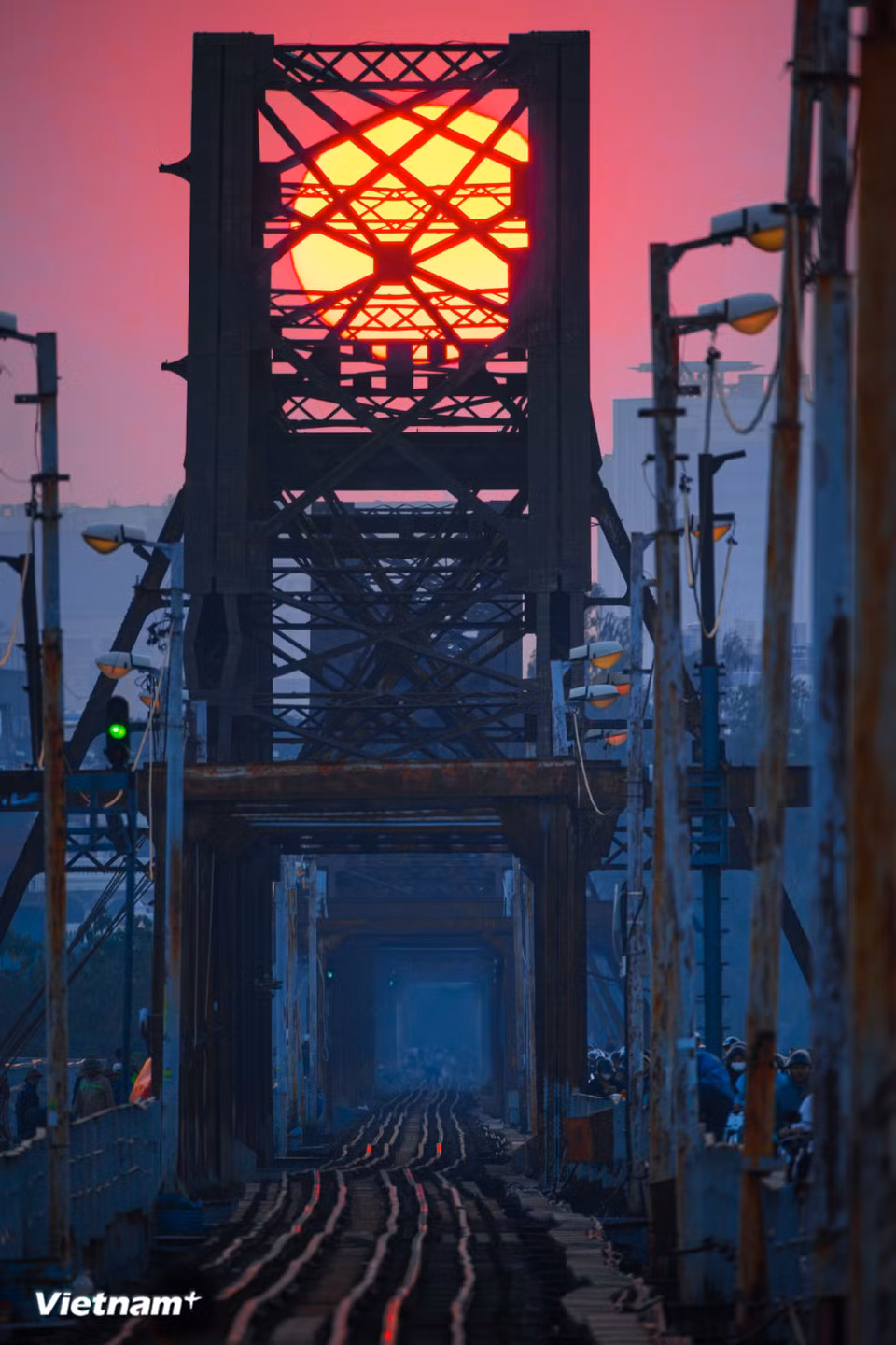 In the fading light, the streets grow gentler, people slow their pace, and Hanoi appears both intimate and dreamlike – enough for anyone to wish to keep a fragment of the city as a personal memory. (Photo: VietnamPlus)
