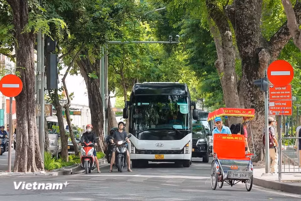 Passenger vehicles with more than 16 seats, except buses and school shuttle buses, are prohibited from operating from 6am to 9am and from 4pm to 7:30pm daily. These vehicles are also prohibited from stopping or parking on roads surrounding the area during the same periods, helping ease traffic pressure. (Photo: VietnamPlus)